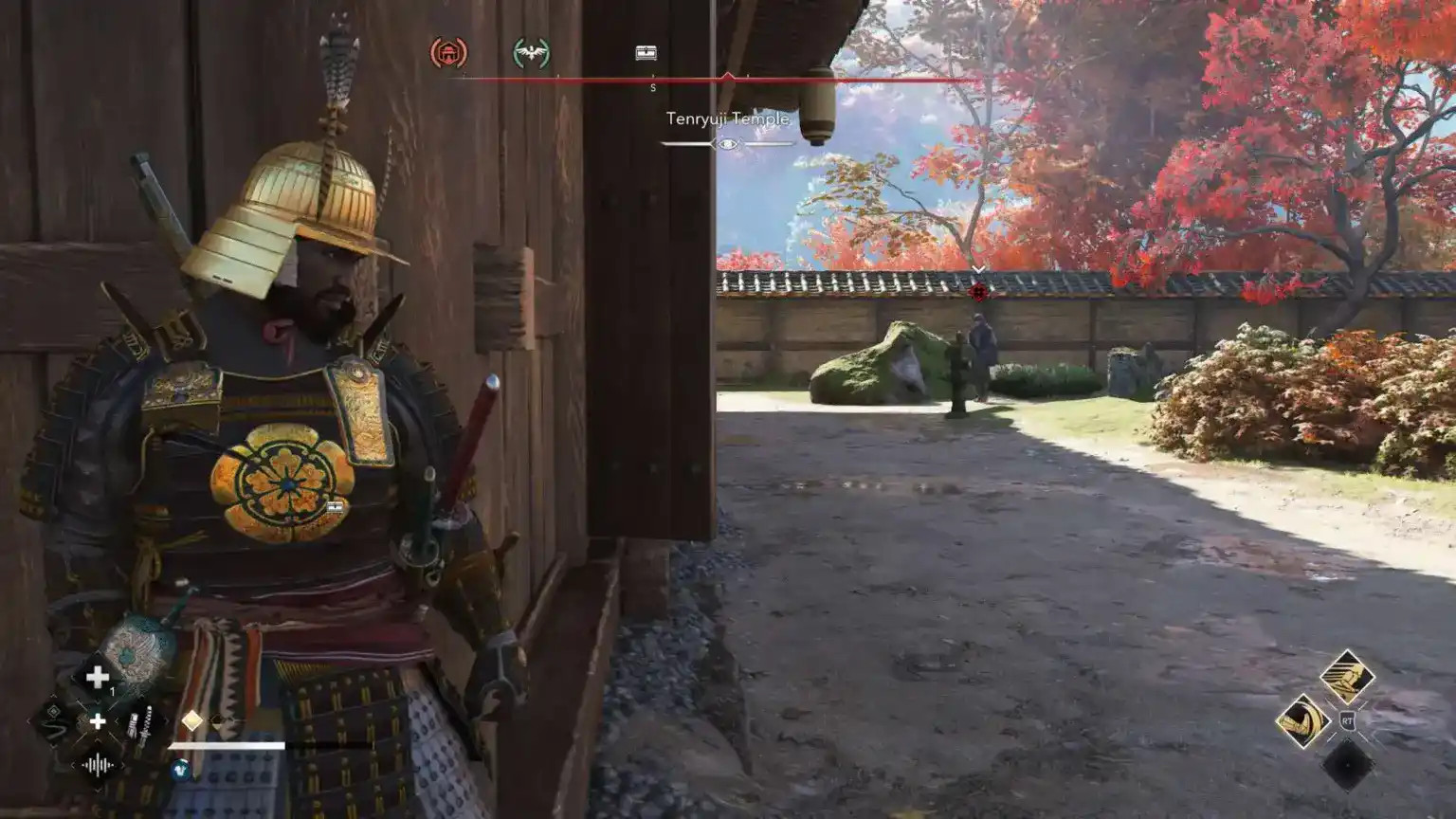 Samuraj se schovává ve stínu u chrámu v Assassin’s Creed Shadows