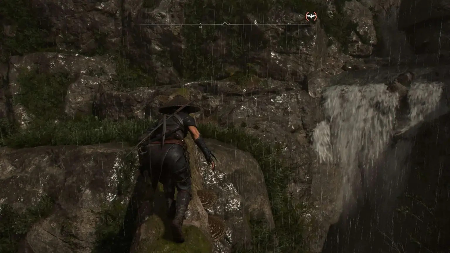 Ninja šplhá po skalách vedle vodopádu v Assassin’s Creed Shadows